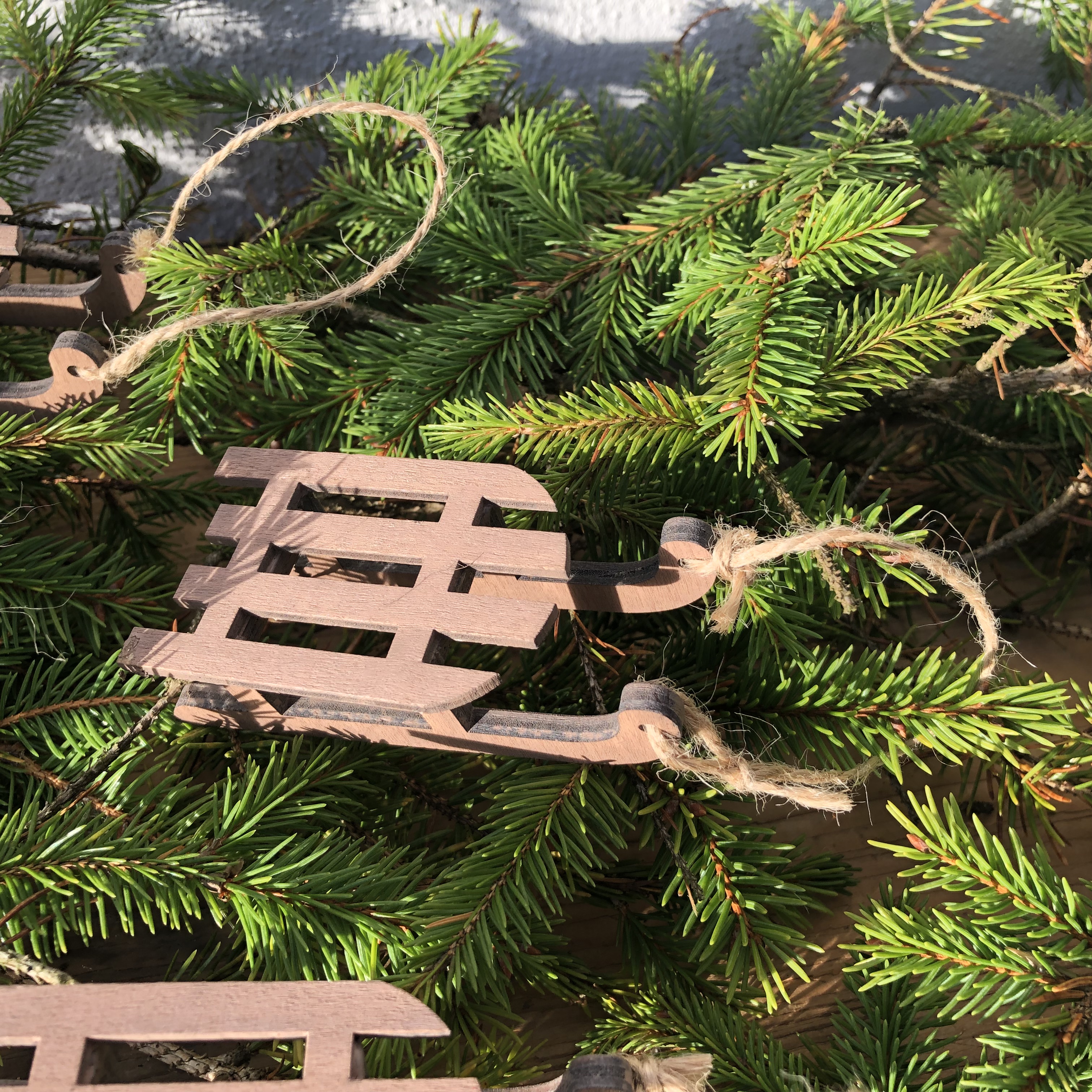 4 x Holzschlitten mit Juteschnur zum Hängen oder Stellen L 9 cm
