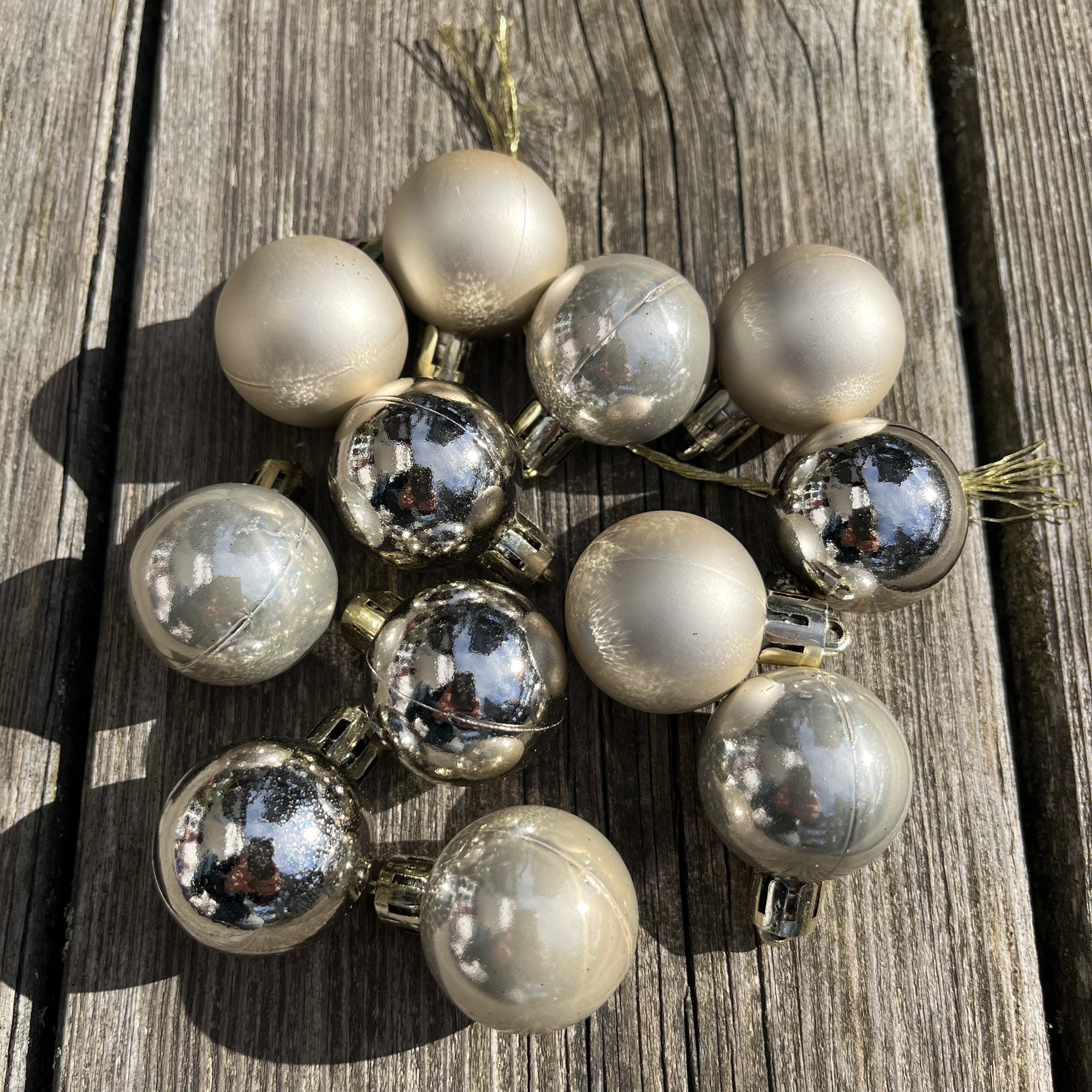 24 x kleine Weihnachtskugeln aus Kunststoff zum Hängen Ø 3 cm