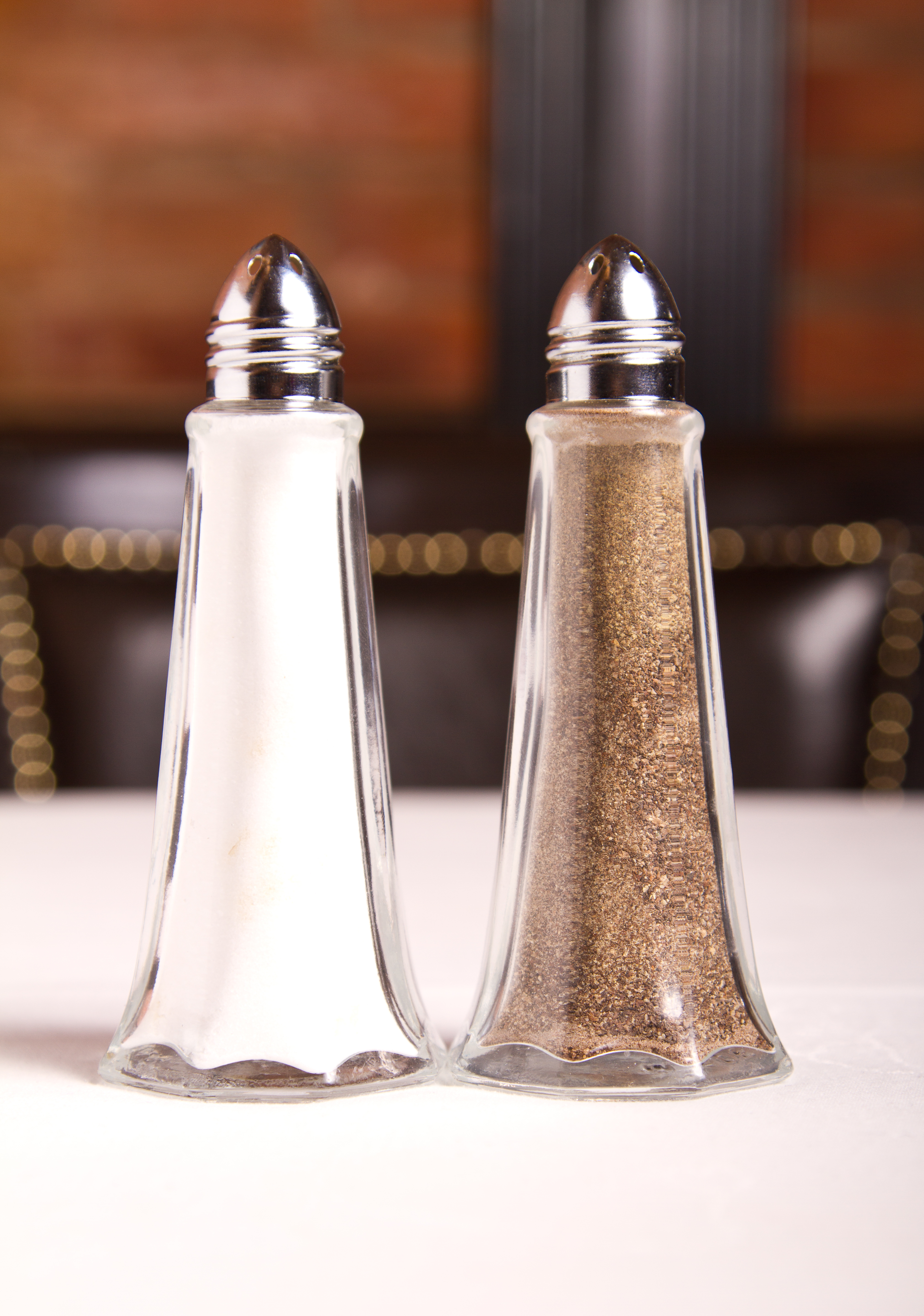 Salz- und Pfefferstreuer aus Glas mit Deckel aus Edelstahl