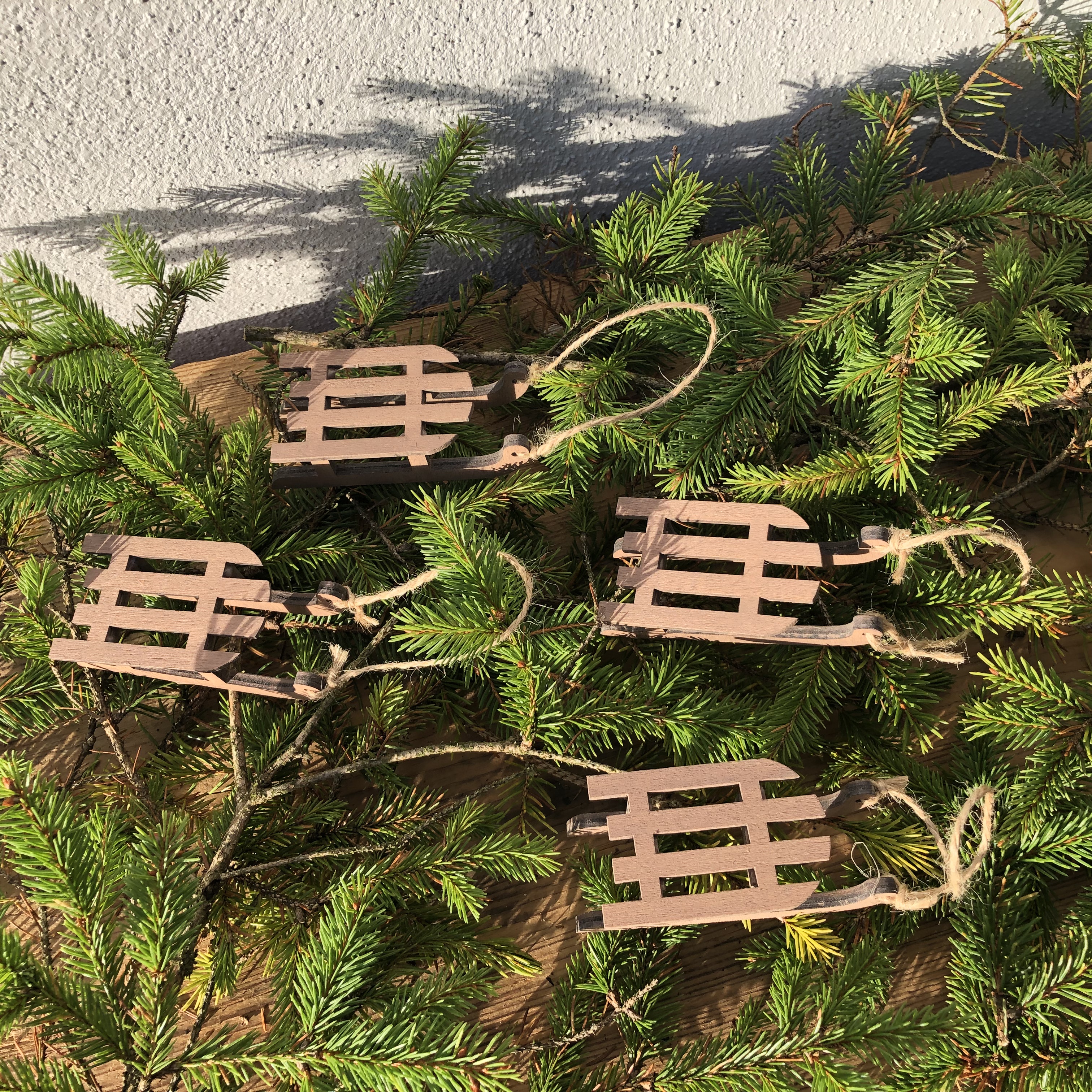 4 x Holzschlitten mit Juteschnur zum Hängen oder Stellen L 9 cm