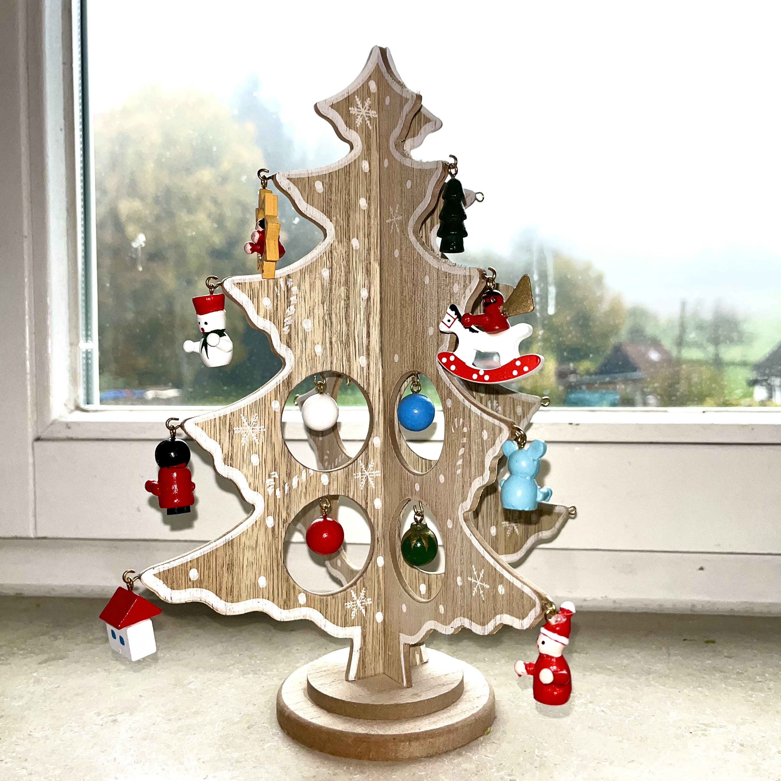 "Zauberwald Christbaum" aus Holz mit 24 x Baumhänger
