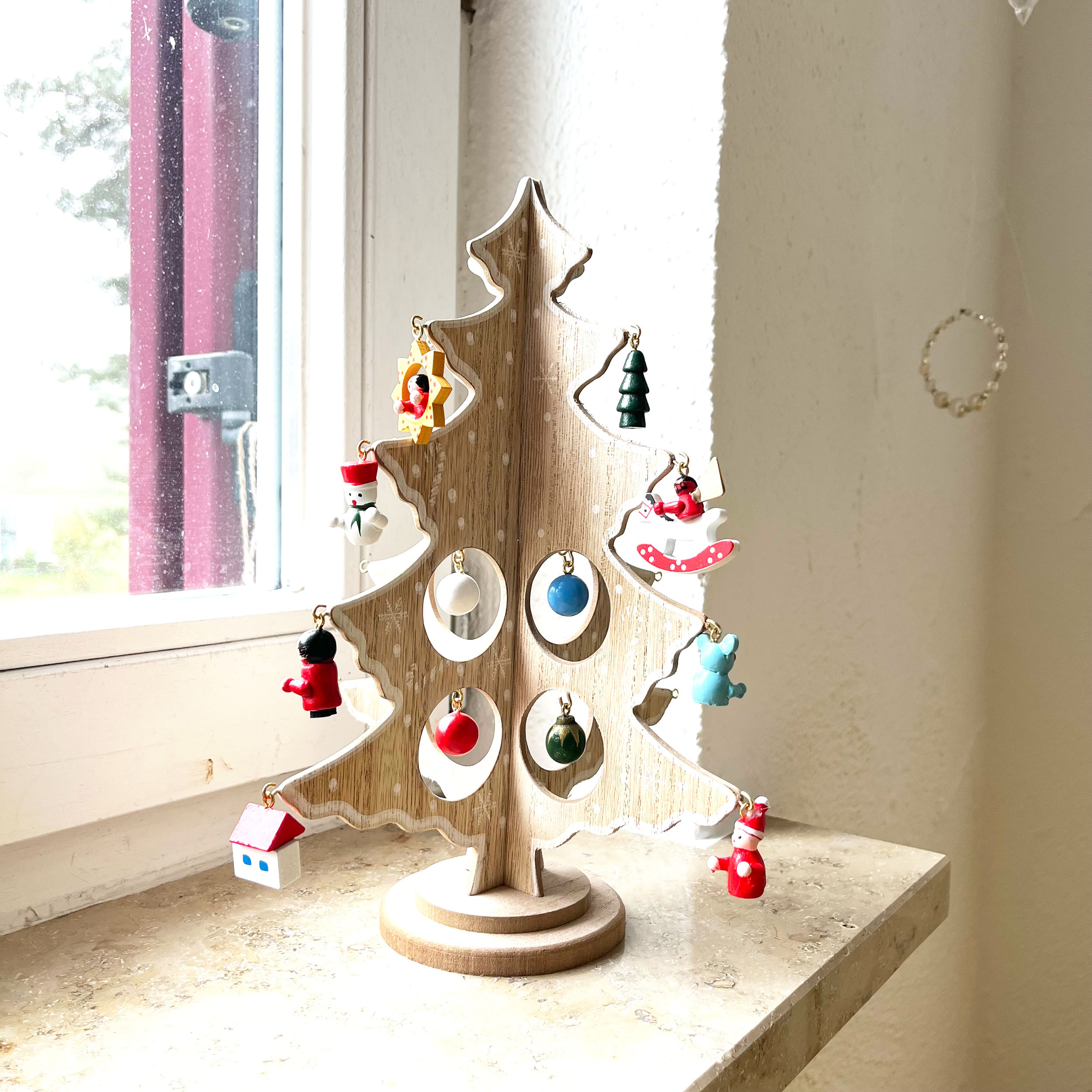 "Zauberwald Christbaum" aus Holz mit 24 x Baumhänger