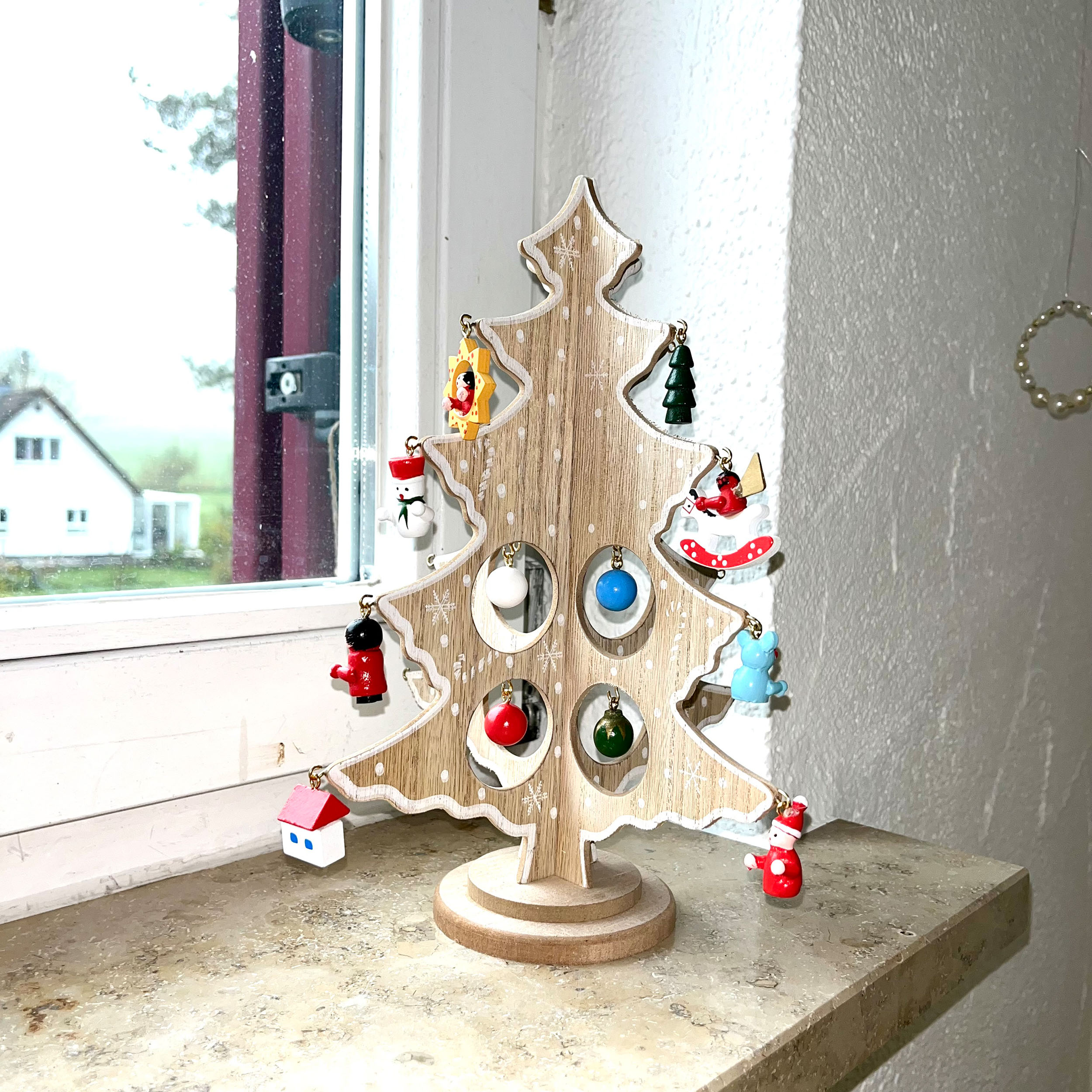 "Zauberwald Christbaum" aus Holz mit 24 x Baumhänger