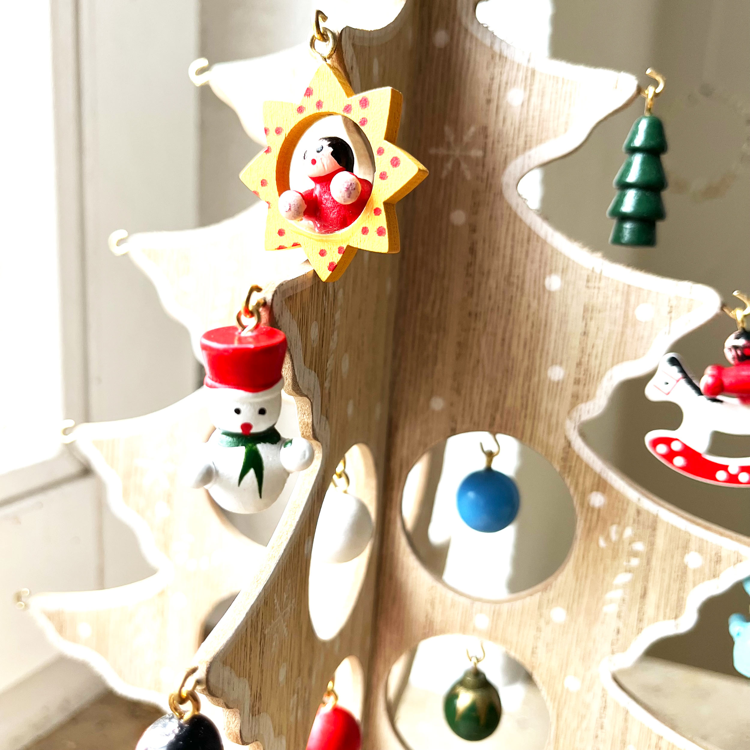 "Zauberwald Christbaum" aus Holz mit 24 x Baumhänger