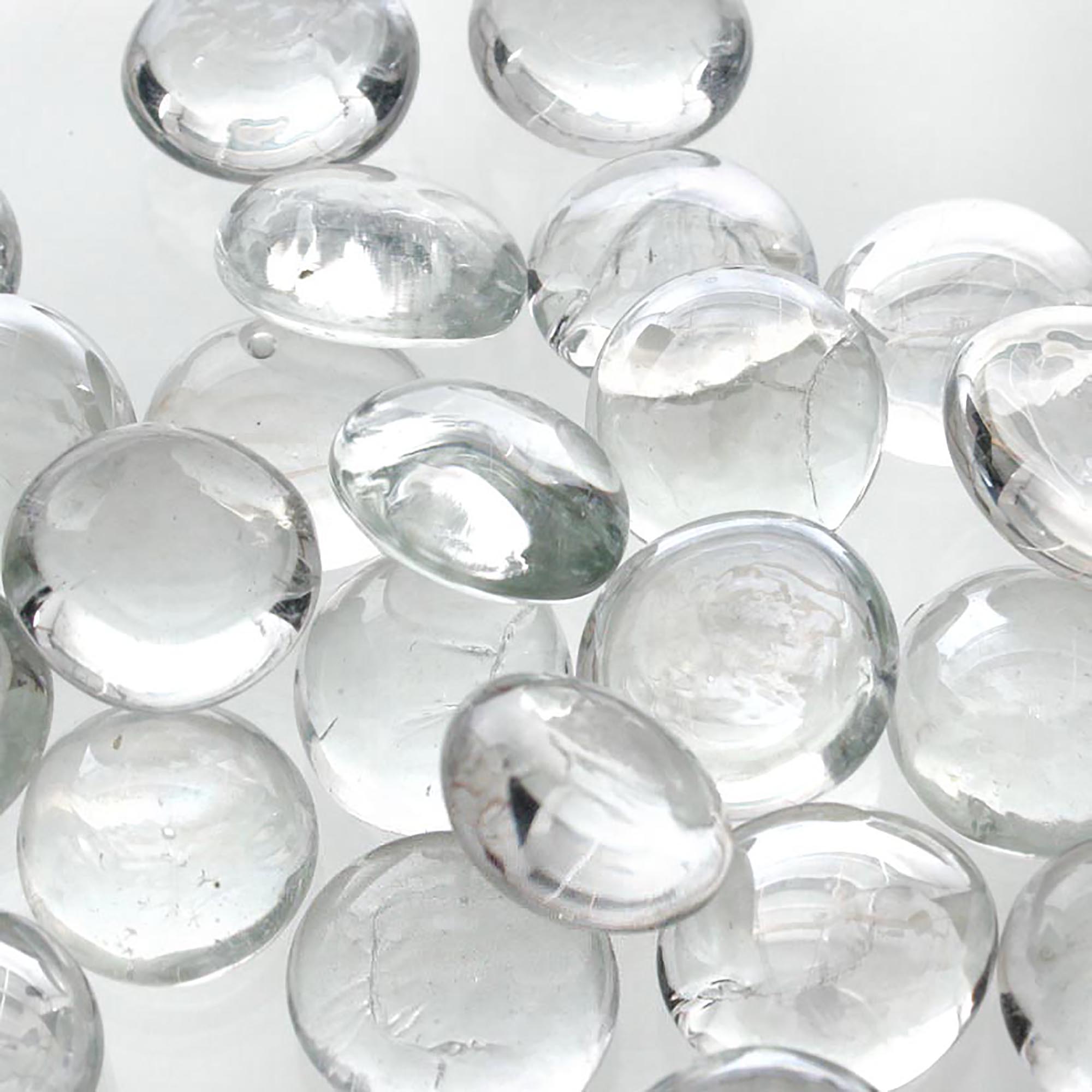 Schillernde Glassteine zur Dekoration