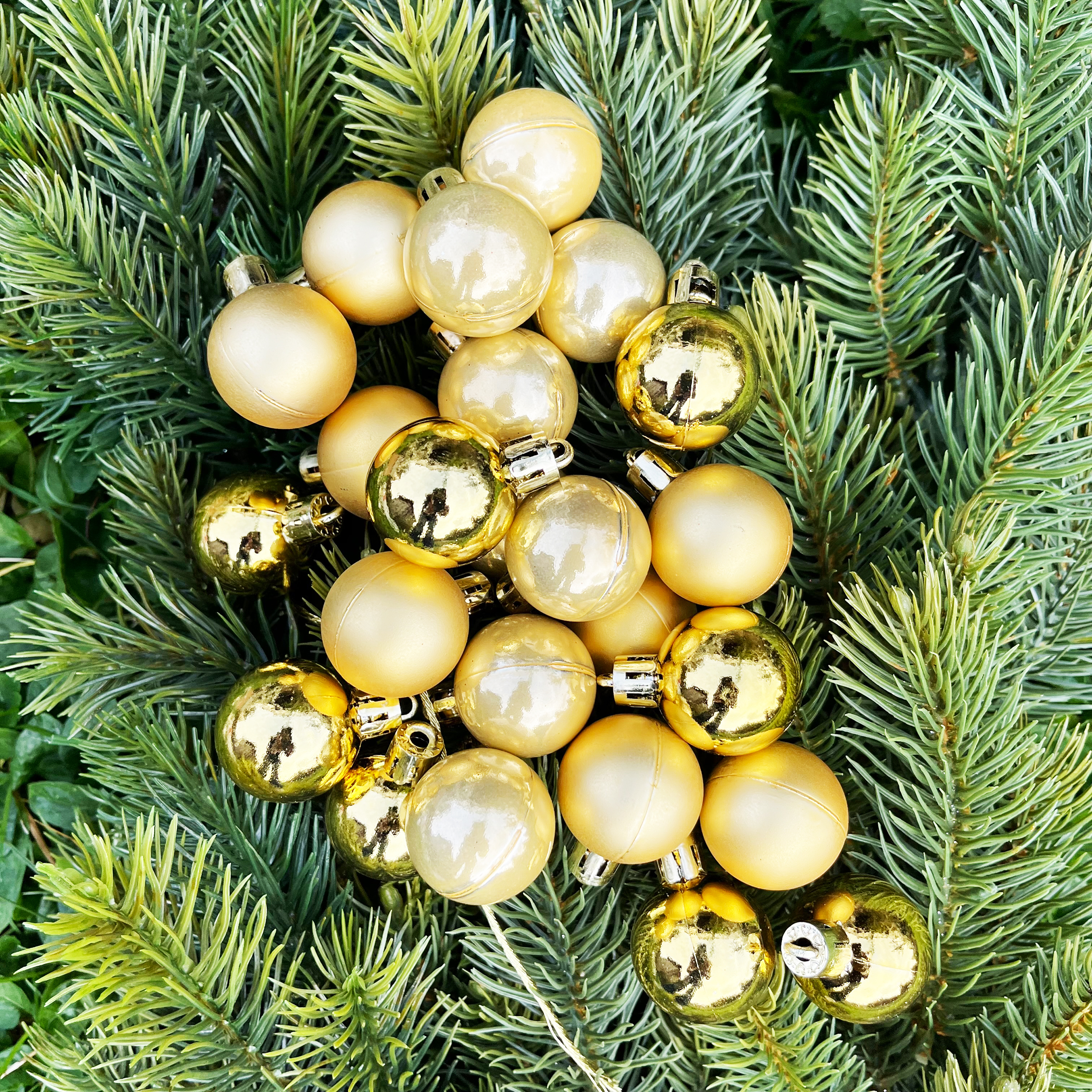 24 x kleine Weihnachtskugeln aus Kunststoff zum Hängen Ø 3 cm