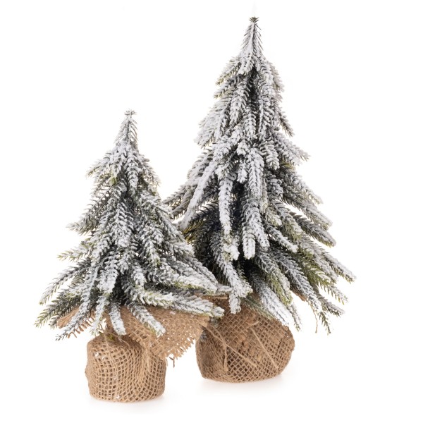 Künstlicher Tannenbaum mit Kunstschnee verziert