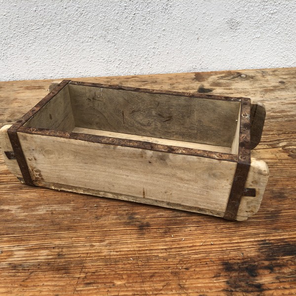 Ziegelform Holz im Vintage-Look mit Metallbeschlägen