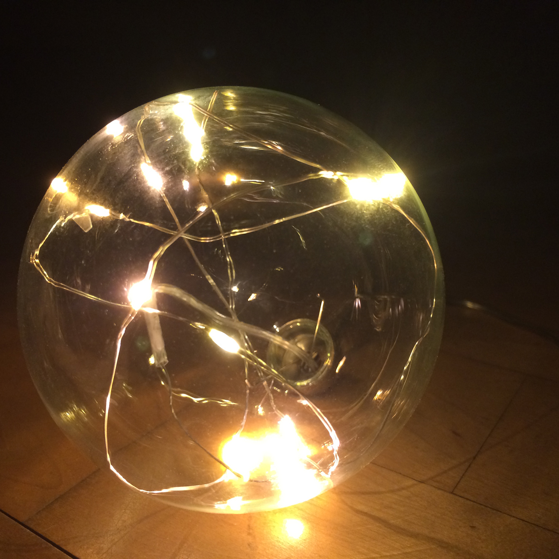 Glaskugel mit 10er LED Lichterkette, batteriebetrieben Annastore